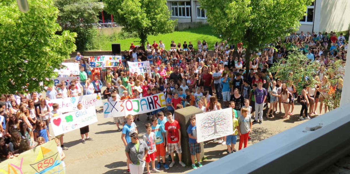 700 Schüler und Lehrer unter Herr Lienerts Fenster