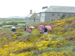 Beim Costal Walk an der St. Nons Kapelle