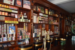 Historischer Laden im Nationalmuseum St. Fagans in Cardiff