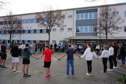 Abschied auf dem Schulhof