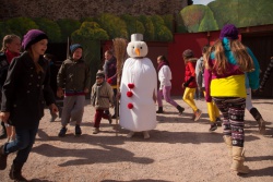 Die Kinder freuen sich über den Schneemann bis die Rowdys kommen...
