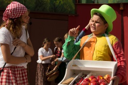 Der Billige Jakob bietet lautstark seine Waren feil